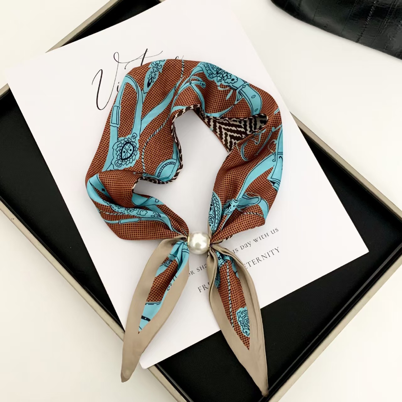 وشاح نسائي أنيق على الطراز الك - مراجعة Ascot Neck Scarf وسعره